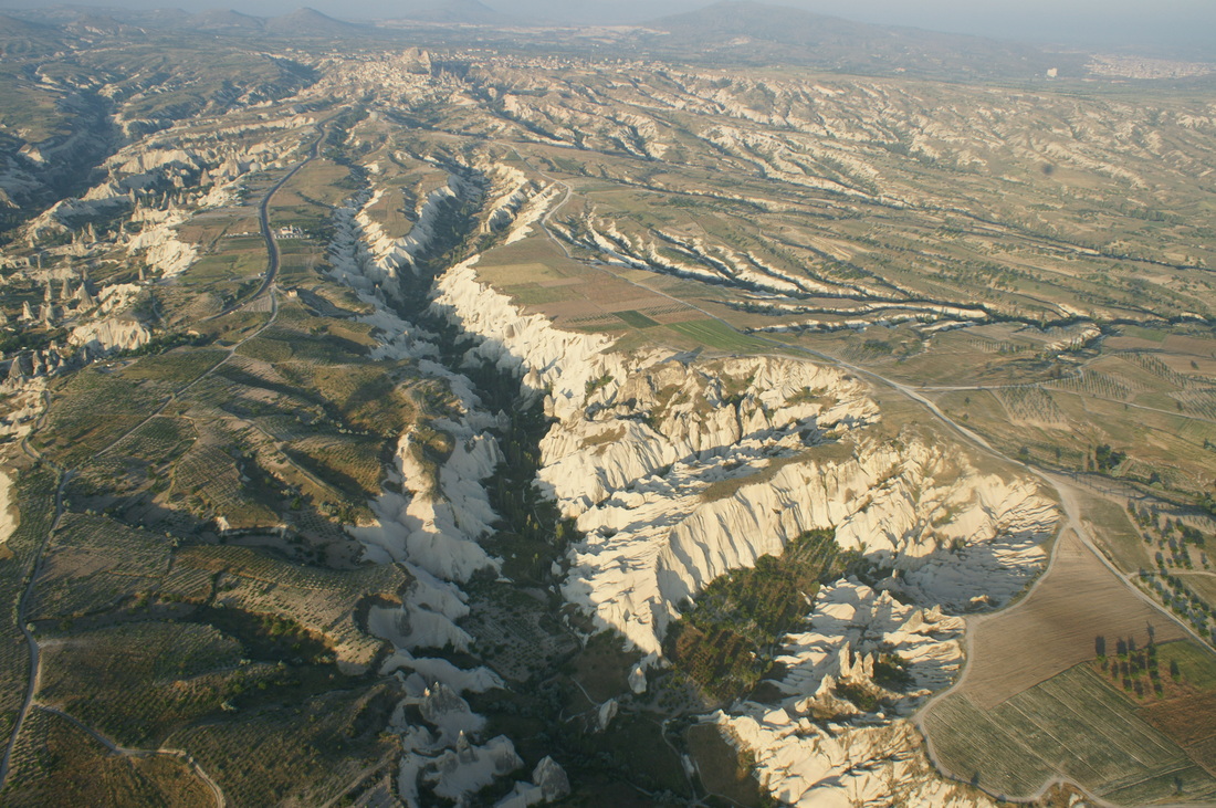 Vista aérea da paisagem típica da região de Üçhisar e Göreme
