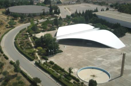 projeto de Niemeyer, auditório na forma de um livro aberto na Universidade de Mentouri, na Argélia.