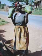 Mulher africana segurando alimento