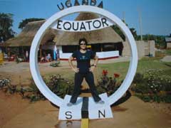 Mulher em cima de um monumento que representa a linha do equador