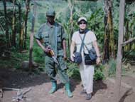 Homem militar com uma mulher posando a seu lado para foto